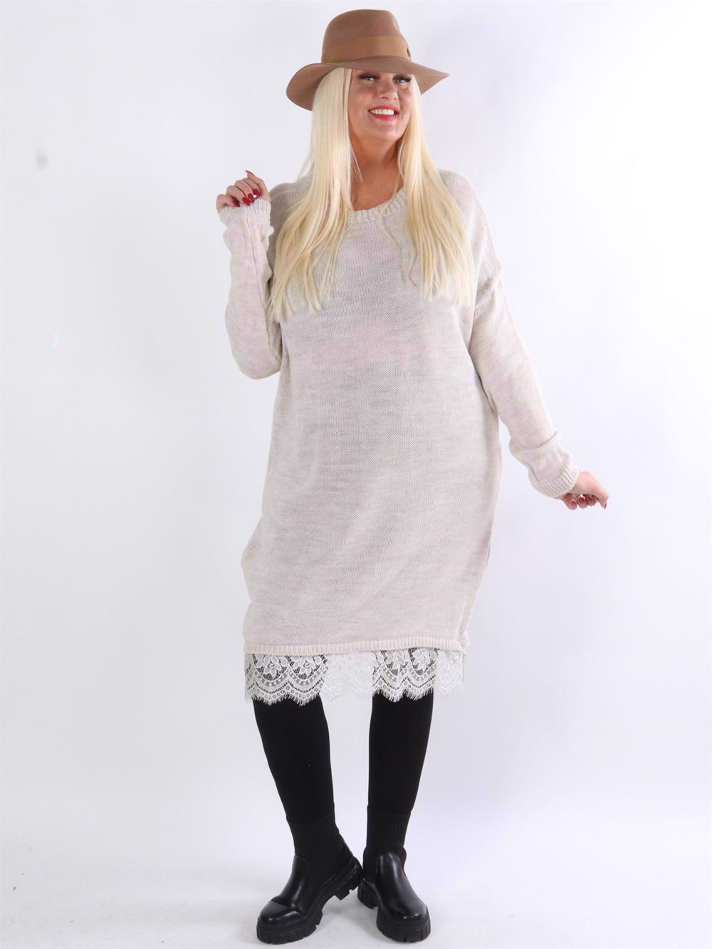 Brita - Strikkjole med blonde forneden